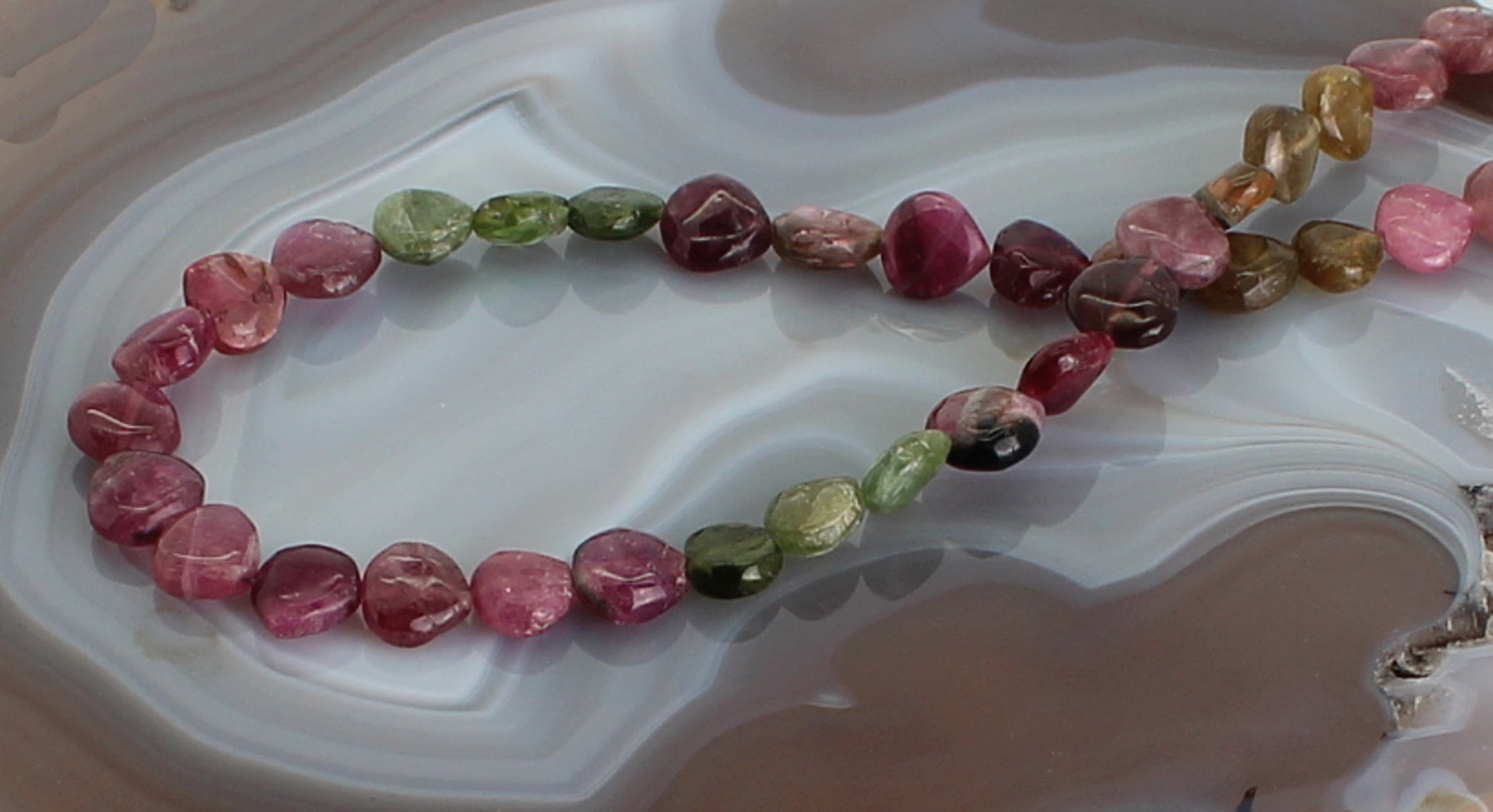 rosa grüner blauer Turmalin Stein Trommelstein Perlenkette Kugelkette Kette Halskette Buttonkette Collier Halsschmuck Kettenschmuck Edelstein Heilstein Edelsteinkette Heilsteinkette Schmuck Rohstein Rohstück rosa grüne blaue Turmalinkette Turmalinschmuck Turmalinstein