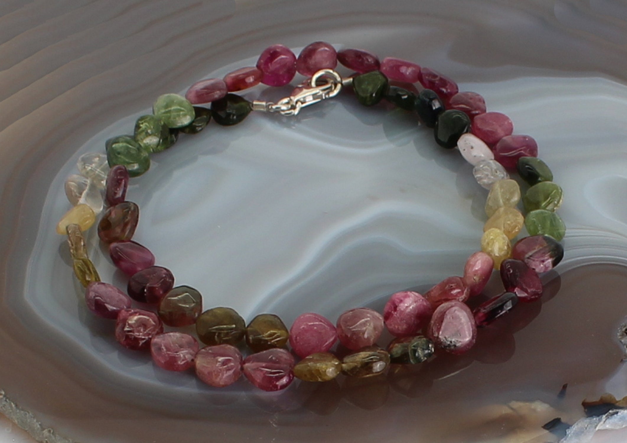 rosa grüner blauer Turmalin Stein Trommelstein Perlenkette Kugelkette Kette Halskette Buttonkette Collier Halsschmuck Kettenschmuck Edelstein Heilstein Edelsteinkette Heilsteinkette Schmuck Rohstein Rohstück rosa grüne blaue Turmalinkette Turmalinschmuck Turmalinstein