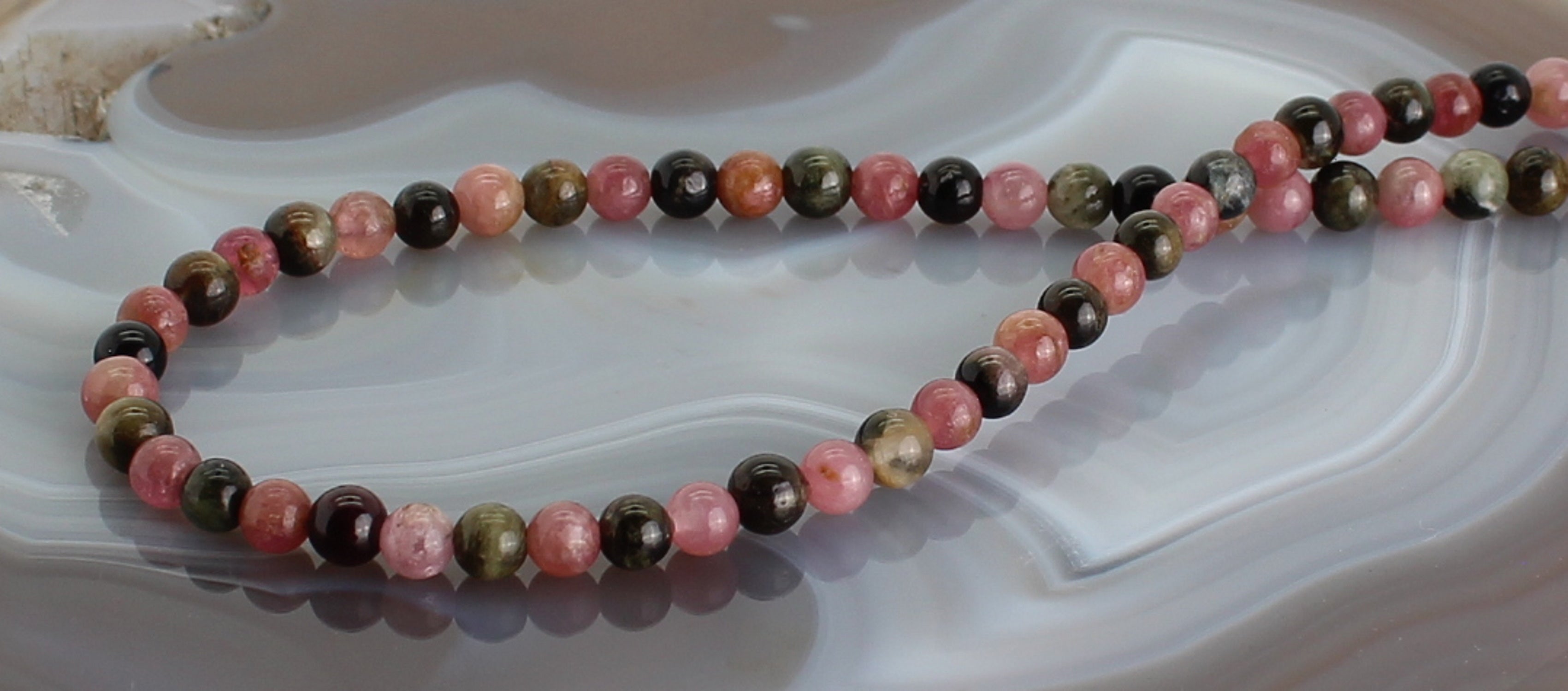rosa grüner blauer Turmalin Stein Trommelstein Perlenkette Kugelkette Kette Halskette Buttonkette Collier Halsschmuck Kettenschmuck Edelstein Heilstein Edelsteinkette Heilsteinkette Schmuck Rohstein Rohstück rosa grüne blaue Turmalinkette Turmalinschmuck Turmalinstein