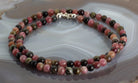 rosa grüner blauer Turmalin Stein Trommelstein Perlenkette Kugelkette Kette Halskette Buttonkette Collier Halsschmuck Kettenschmuck Edelstein Heilstein Edelsteinkette Heilsteinkette Schmuck Rohstein Rohstück rosa grüne blaue Turmalinkette Turmalinschmuck Turmalinstein