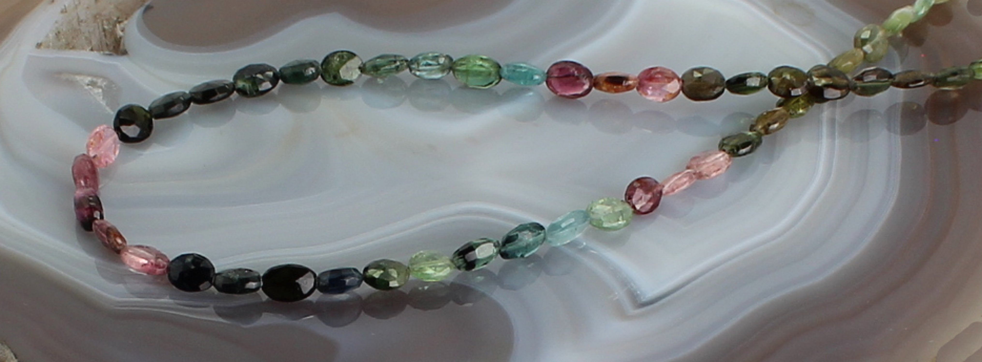 rosa grüner blauer Turmalin Stein Trommelstein Perlenkette Kugelkette Kette Halskette Buttonkette Collier Halsschmuck Kettenschmuck Edelstein Heilstein Edelsteinkette Heilsteinkette Schmuck Rohstein Rohstück rosa grüne blaue Turmalinkette Turmalinschmuck Turmalinstein