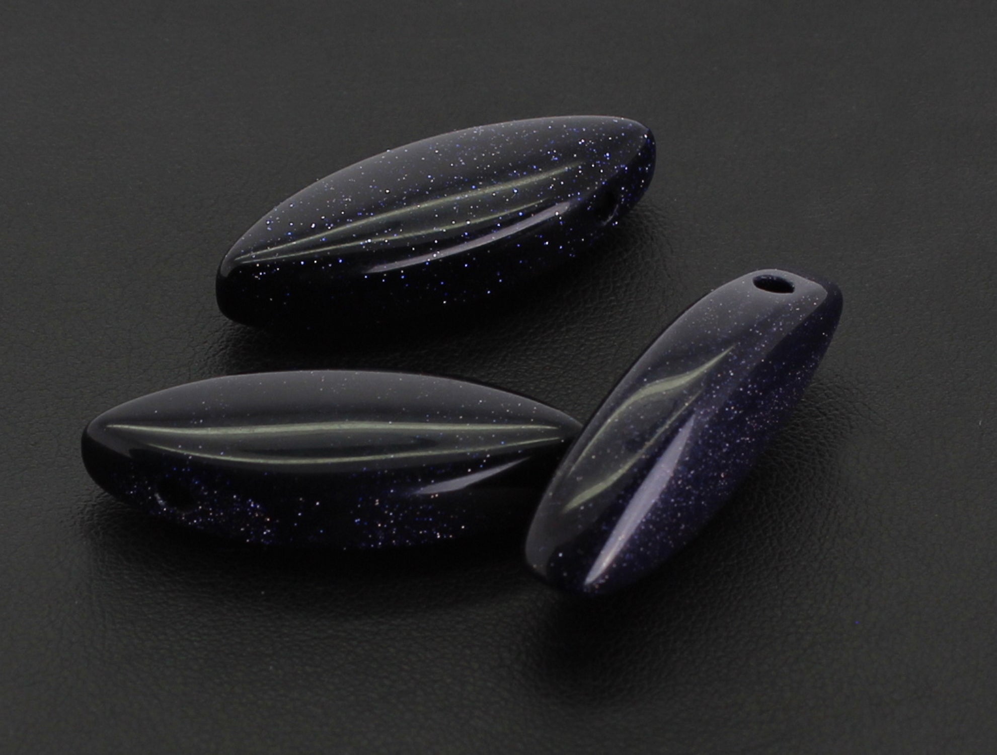Halskettenanhänger Kettenschmuck Trommelstein Stein Rohstück Rohstein Brocken Lochstein Naturstein Edelstein Heilstein Schmuckstein Schmuckanhänger Halsschmuck Schmuck Schutzstein Glücksstein Silberschmuck Silberanhänger