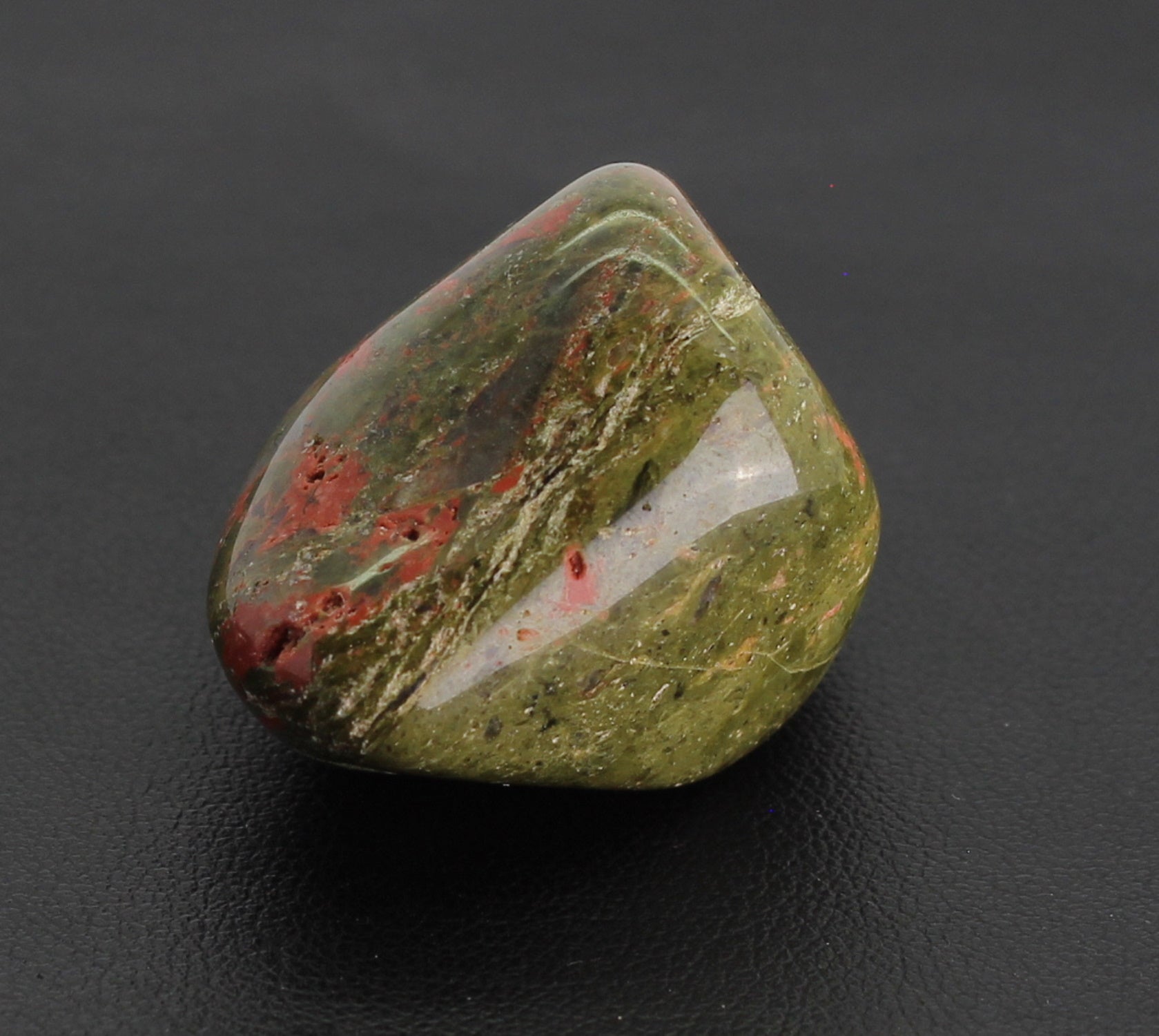 Unakit Stein Trommelstein Anhänger Edelstein Heilstein Rohstein Rohstück Handstein Handschmeichler Taschenstein Glücksstein Schutzstein Schmuckstein Dekostein Unakitstein Unakite
