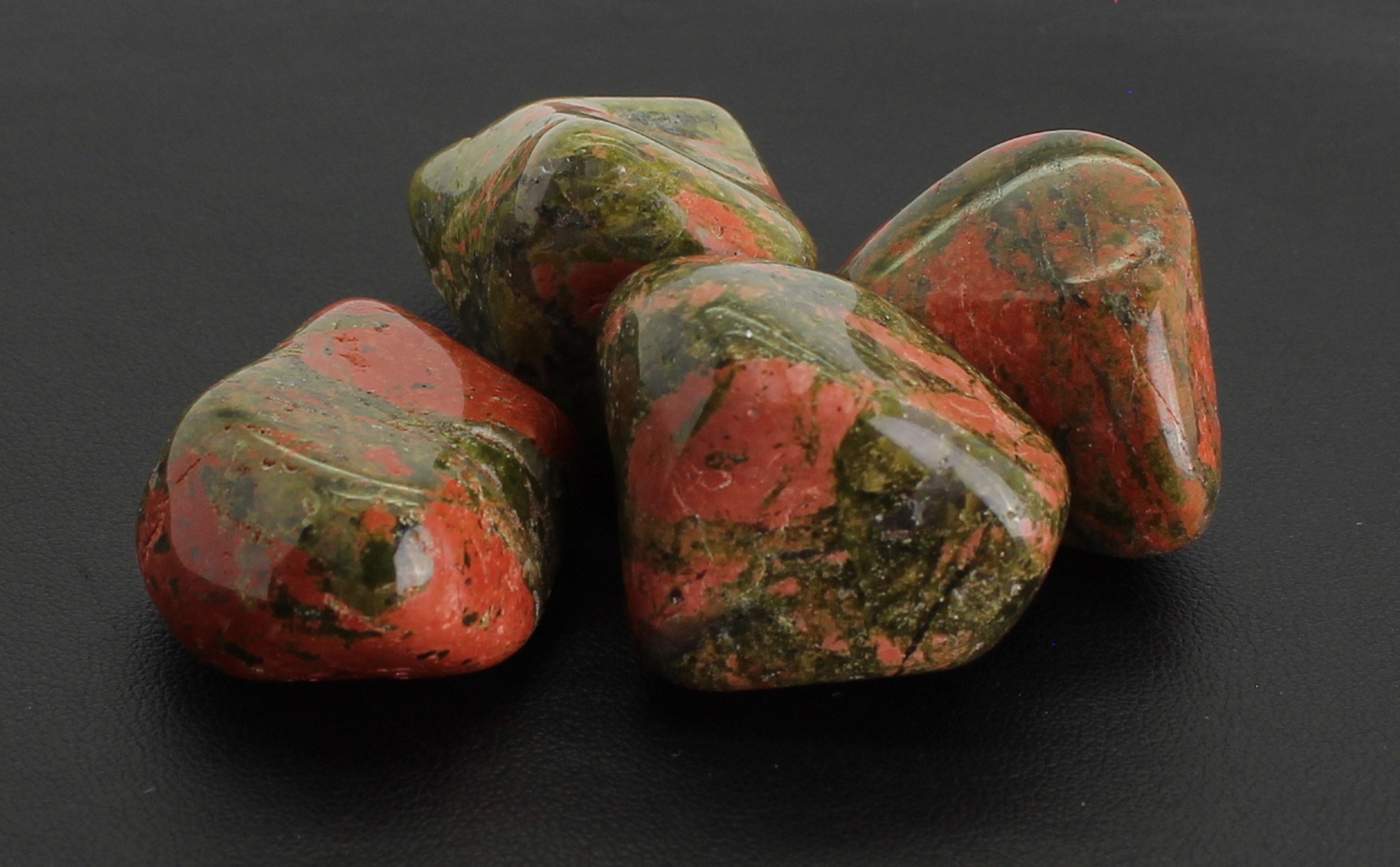 Unakit Stein Trommelstein Anhänger Edelstein Heilstein Rohstein Rohstück Handstein Handschmeichler Taschenstein Glücksstein Schutzstein Schmuckstein Dekostein Unakitstein Unakite